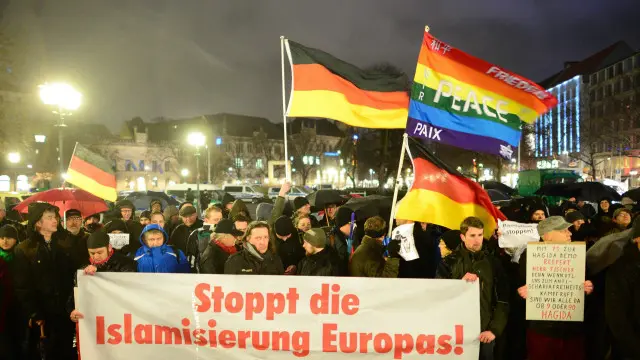 جرمنی میں اسلام مخالف تنظیم کی حامیوں اور ان کے مخالفین نے احتجاجی مظاہرے کیے