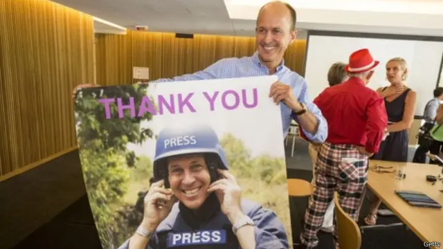 أندرو غريسته، شقيق بيتر، يحتفل بترحيل شقيقه في مؤتمر صحفي.