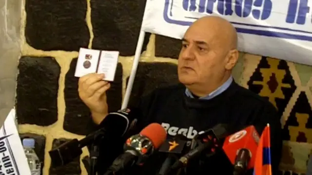 “Qarabağ” komitəsinin sabiq üzvü İqor Muradyan etiraz əlaməti olaraq, Qarabağ parlamenti tərəfindən 2003-cü ildə təltif olunduğu Mesrop Maştots ordenini geri qaytarıb