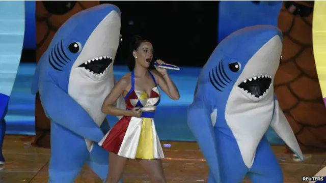 کیٹی نے شارک کاسٹیوم میں ملبوس ڈانسرز کے ساتھ بھی ڈانس کیا