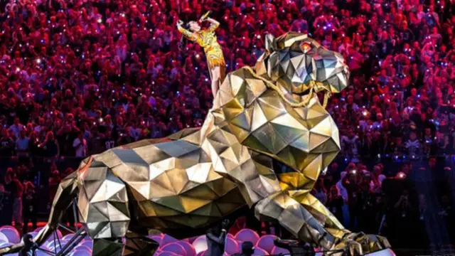 کیٹی نے کئی انسانوں سے بنائے گئے شیر پر بیٹھ کر اپنا کانسرٹ شروع کیا