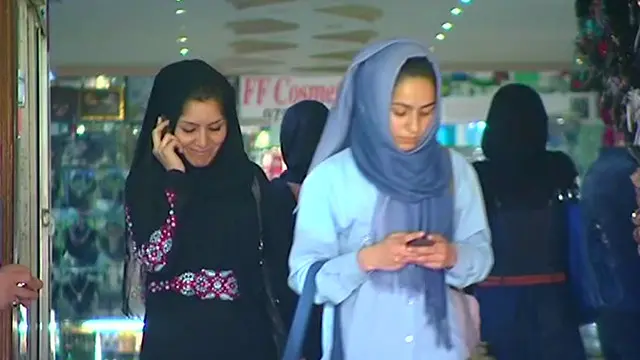 لا مې ډېر مزل نه و کړی چې د یوه بل غږ مې واورېد، ځه مورې کراره په کور کښېنه، تا ته چا ویلي چې له کوره راووځه، چې په بیه نه پوهېږې بازار ته مه راځه. 