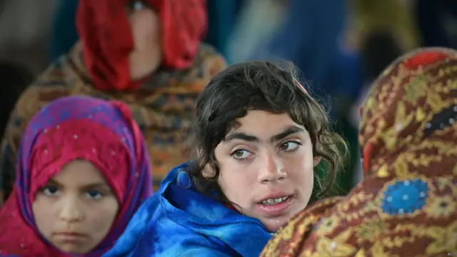 مہاجرین کے بچے جو پہلی مرتبہ اپنے وطن لوٹ رہے ہیں وہ بہت خوش اور وطن جانے کے بارے میں بیتاب ہیں۔