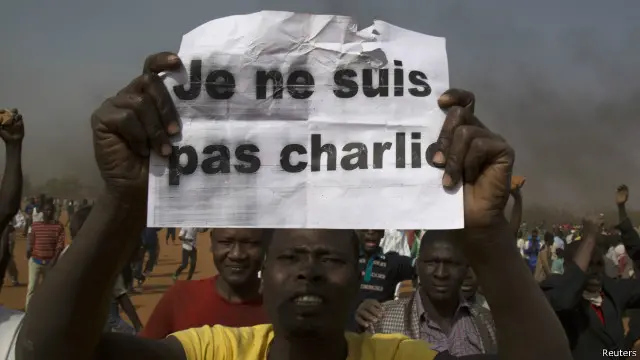 چارلی ایبڈو جریدے میں توہین آمیز خاکوں کی اشاعت کے خلاف نائجر میں احتجاج کرنے والے نے بینر اٹھا رکھا ہے جس پر لکھا ہے ’میں چارلی نہیں ہوں‘