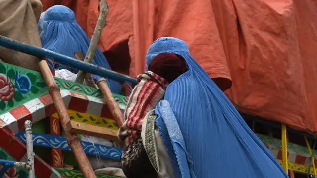 یہ مہاجرین سردی کے سخت موسم میں اکثر کھلے ٹرکوں پر سوار ہو کر وطن واپس جانے پر مجبور ہیں۔