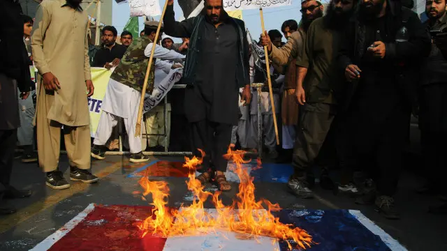 چارلی ایبڈو جریدے میں توہین آمیز خاکوں کی اشاعت کے بعد دنیا بھر کے مسلم ممالک میں احتجاج کیا گیا جن میں سے کئی میں ہلاکتیں بھی ہوئیں