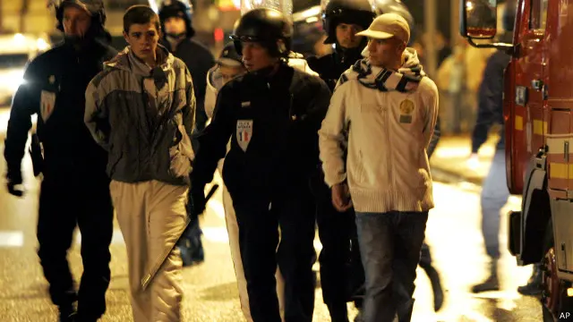 بعض مبصرین کے مطابق پیرس میں حملہ کرنے والوں کے شدت پسندی کی جانب میلان کا جائزہ لینے والوں کوحملہ آوروں کے سماجی نہ کہ مذہبی پسِ منظر کو دیکھنا چاہیے