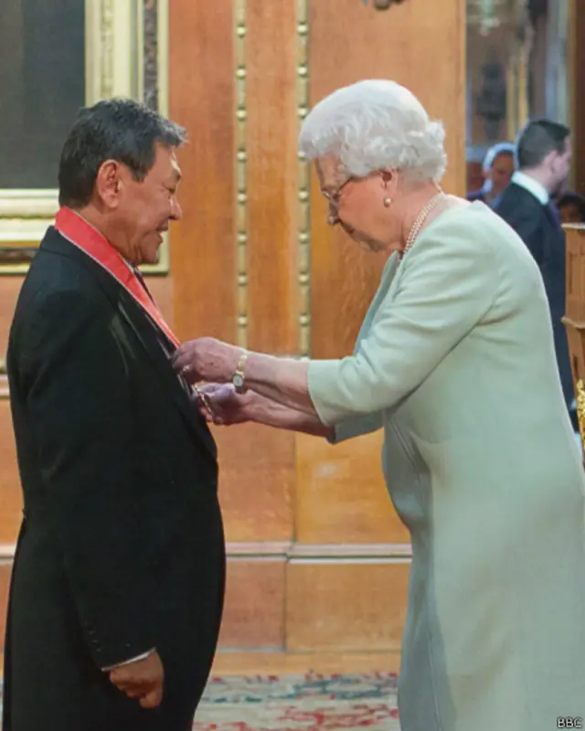 英國華人工黨主席梁辛尼2014年接受英女王授予CBE勛銜