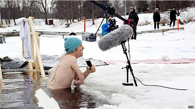 Ciudad de Oulu, un agujero en el hielo del río Oulujoki