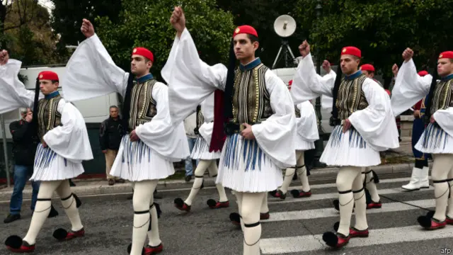Soldados griegos en traje ceremonial.