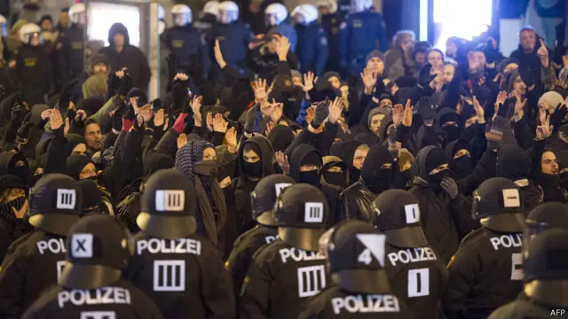 پولیس کی بھاری نفری نے دونوں جلوسوں کو ایک دوسرے سے دور رکھا 