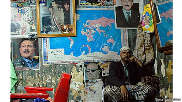 صدام حسین همچنان برای برخی یمنیها، از جمله این آرایشگر در بخش قدیم صنعا، چهرهای محبوب است و تصاویرش به تنهایی یا در کنار علی عبدالله صالح دیده میشود