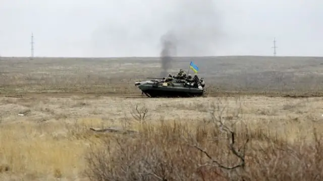 تانک دولتی در نزدیک شهر دبالتسف که هدف حمله شورشیان قرار گرفته