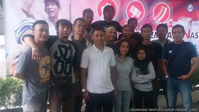 Rudhy bersama para aktivis di Yayasan Orbit. 