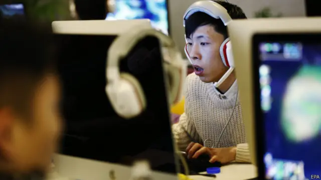 बीजिंग में साइबर कैफ़े में काम करता शख्स 