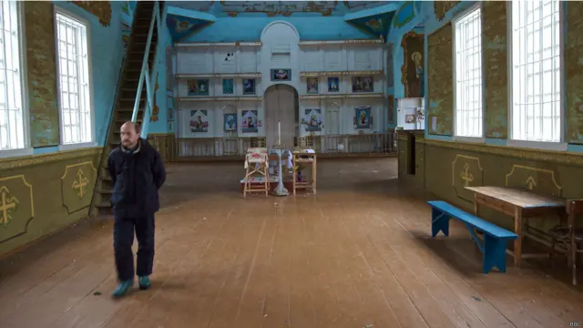 На стінах залишилося мало ікон. Приміщення храму, каже зоолог Сергій Гащак (на фото), облюбували пташки і кажани.