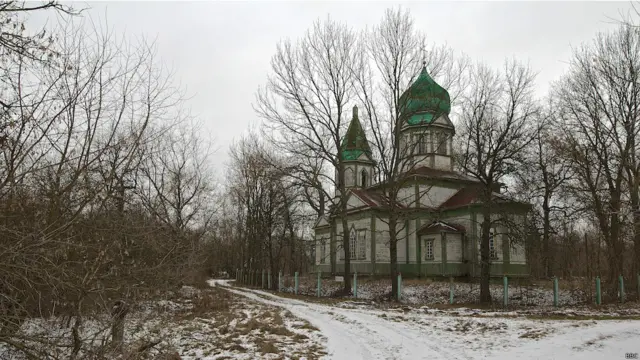 Закинута дубова церква в селі Красне. Щоб потрапити всередину, потрібно просто розмотати ланцюг на дверях.