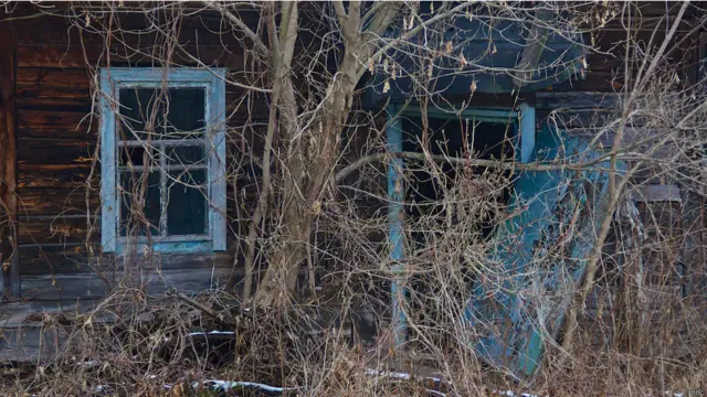 У більшості хат двері відчинені. 