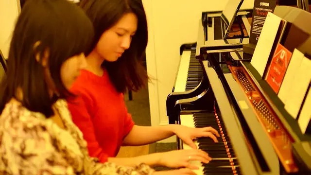 陈佳贝(右)与张安婷一起彩排