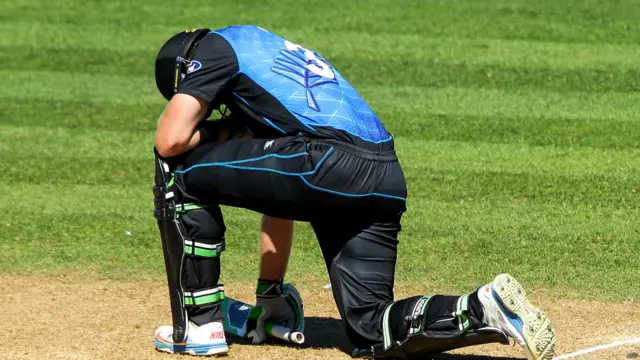 پاکستانی بولر اس میچ میں بھی نیوزی لینڈ کے بلے بازوں کو پریشان کرنے میں ناکام رہے اور کیوی بلے بازوں نے جارحانہ انداز میں وکٹ کے چاروں جانب دلکش سٹروک کھیلے۔