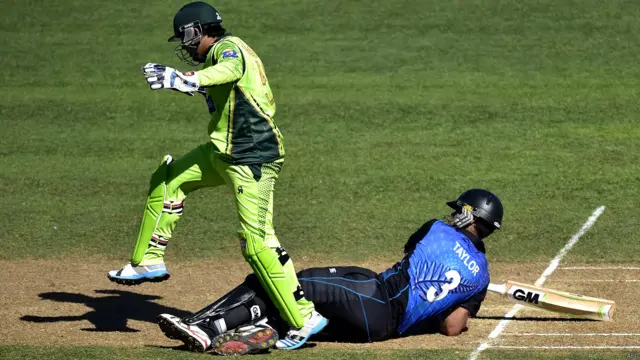 پاکستانی کپتان نے اپنے ریگولر بولروں کی ناکامی کے بعد احمد شہزاد کو گیند دی تو انھوں نے گپٹل کو آؤٹ کر کے ٹیم کو بریک تھرو دلوایا۔