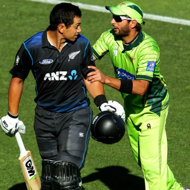 گپٹل کے جانے کے بعد بھی ولیمسن نے جارحانہ بلے بازی جاری رکھی اور 80 گیندوں پر 13 چوکوں کی مدد سے سنچری مکمل کی۔