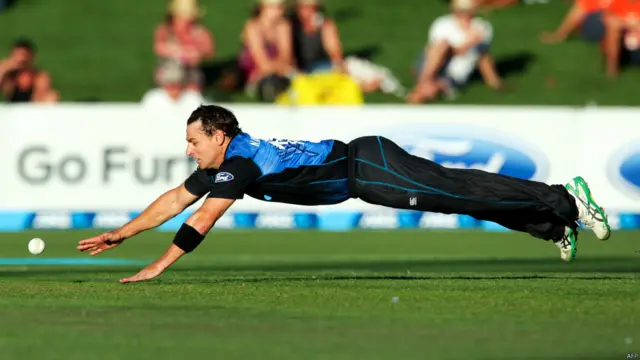 نیپیئر میں کھیلے جانے والے میچ میں میزبان ٹیم نے پاکستان کو 370 رنز کا بڑا ہدف دیا تھا۔