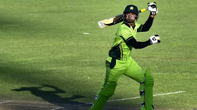 اوپنروں کی جانب سے 111 رنز کے آغاز کے باوجود پاکستانی ٹیم یہ ہدف حاصل نہ کر سکی اور 44ویں اوور میں 250 رنز بنا کر آؤٹ ہوگئی۔