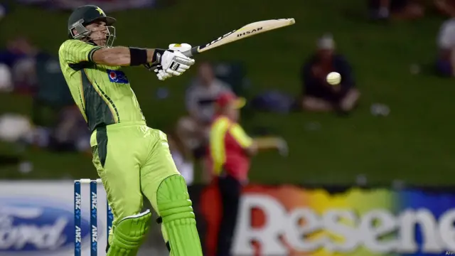 پاکستان کے لیے محمد حفیظ اور احمد شہزاد نے اننگز کا آغاز کیا اور ذمہ دارانہ انداز میں بلے بازی کرتے ہوئے نصف سنچریاں بنائیں۔