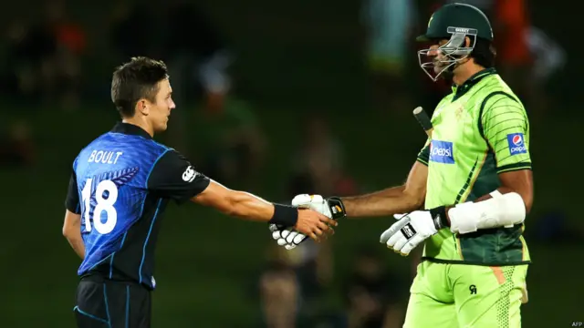 یونس خان، شاہد آفریدی اور عمر اکمل اس میچ میں بڑی اننگز کھیلنے میں ناکام رہے اور سکور میں کسی قابلِ ذکر مجموعے کا اضافہ کیے بغیر پویلین لوٹ گئے۔