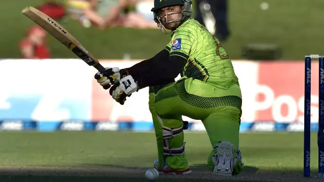 احمد شہزاد اور محمد حفیظ نے 111 رنز بناکر مڈل آرڈر بیٹسمینوں کے بوجھ کو خاصا کم کیا لیکن مڈل آرڈر بیٹنگ نے ان کے کیے پر پانی پھیر دیا