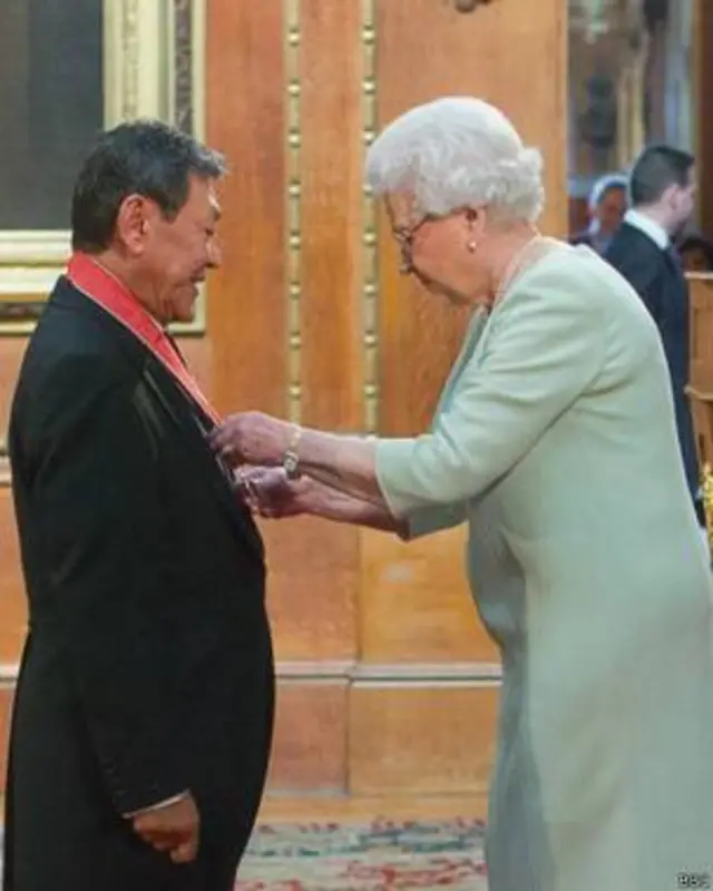 英国华人工党主席梁辛尼2014年接受英女王授予CBE勋衔 