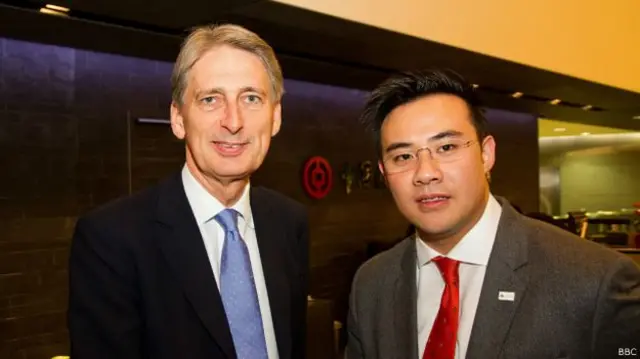 英国保守党华人之友负责人黄精明（右）同保守党政府的国防大臣菲利普·哈蒙德在一起 