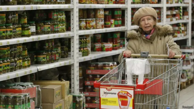 Пожилая женщина в гипермаркете "Ашан", Москва