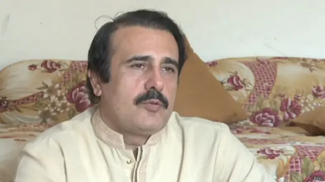 گائیک گلزار عالم ان گلوکاروں میں شامل ہیں جنھیں ایم ایم اے حکومت کے رویّے اور شدت پسندوں کے خوف کے باعث اپنا شہر اور گھر بار چھوڑنا پڑا