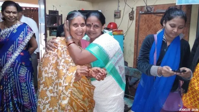 जशोदाबेन अपने मेहमानों के साथ.