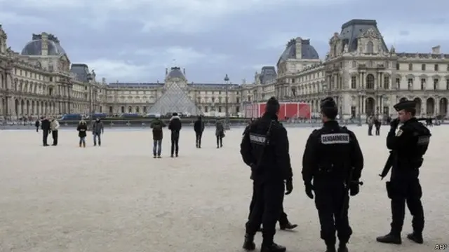 فرانس کی حکومت کا اندازہ ہے کہ کم سے کم 400 فرانسیسی باشندے شام اور عراق میں جہادیوں کے ساتھ لڑنے کے لیے گئے ہیں