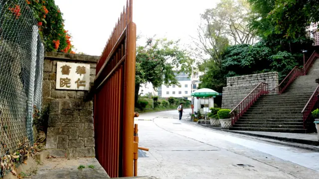 Cả hai ý kiến cho rằng Đảng Cộng sản Việt Nam được thành lập ở một trong hai địa điểm Hầu Vương Miếu hoặc trường Wah Yan College đều không có bằng chứng cụ thể ủng hộ. Tuy vậy, các trang tiếng Hoa như www.inmediahk.net giới thiệu điểm gần Hầu Vương Miếu là nơi 'lãnh tụ cộng sản Việt Nam, Hồ Chí Minh lập ra Đảng Cộng sản năm 1930'. Các nguồn khác nói ông Hồ mang tên Sung Manchu còn từng ở với một nhóm người Việt Nam tại 186 đường Tam Long (nay không còn) ở Cửu Long.