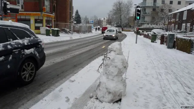 جین کلارک کا کہنا تھا کہ ’پورٹس وُڈ‘ میں بچے برف میں کھیلنے کے لیے صبح سویرے اٹھ گئے تھے۔
برف باری کی وجہ سے کچھ سکول بھی بند رہے۔