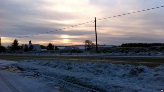 برطانیہ کے علاقے کورن وال میں ہلکی برف باری کے بعد سورج طلوح ہونے کا ایک منظر، حالانکہ محکمہ موسمیات نے علاقے میں دھوپ لیکن سرد دن کی پیش گوئی تھی۔
