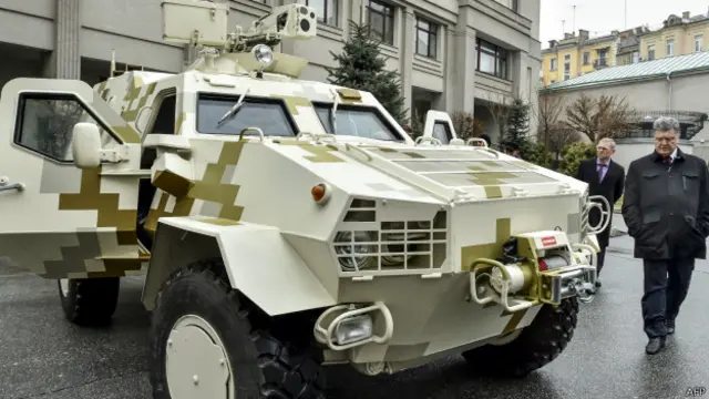 Порошенко инспектирует боевую машину "Дозор"