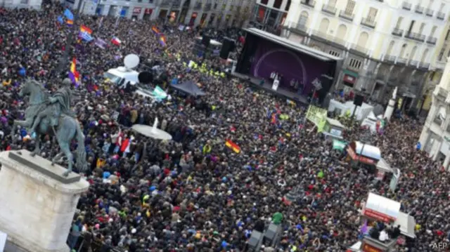 集会活动吸引大批群众参加，声势浩大 