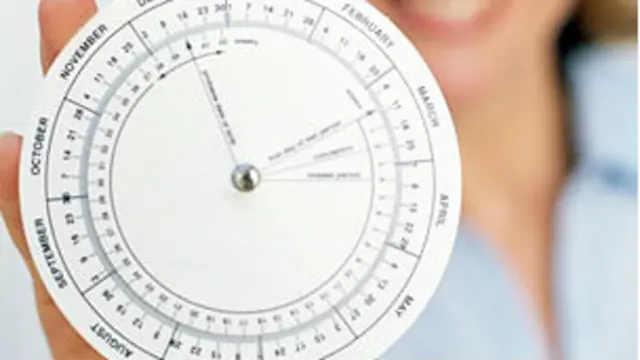 Normalmente, la fecha de nacimiento se calcula por medio de la fecha de la última menstruación y la adición a esta de 280 días, o 40 semanas.