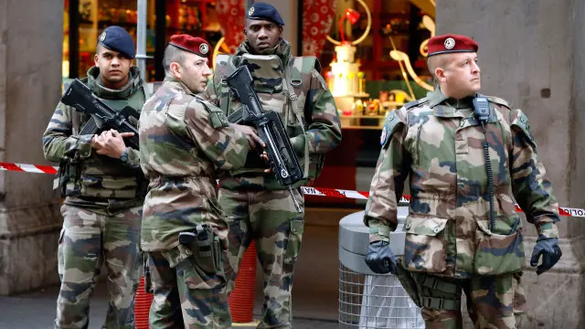 زخمی ہونے والے فوجیوں میں سے ایک کو گال، ایک کو ٹھوڑی اور ایک کو ٹانگ پر زخم آئے ہیں