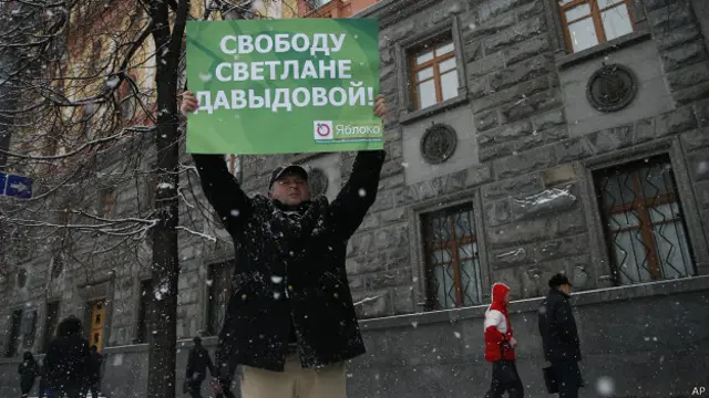 Мужчина с плактом в поддержку Светланы Давыдовой