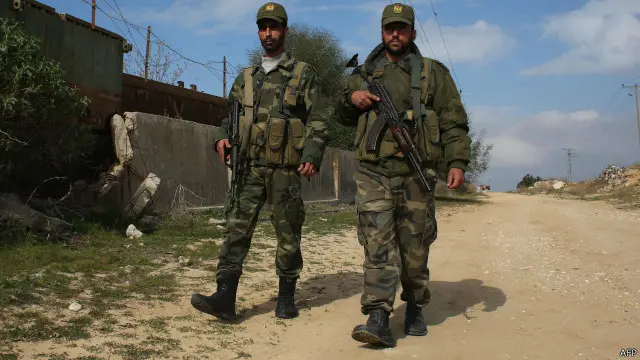 دورية من قوات الأمن الوطني الفلسطيني في منطقة رفح الحدودية مع مصر. 