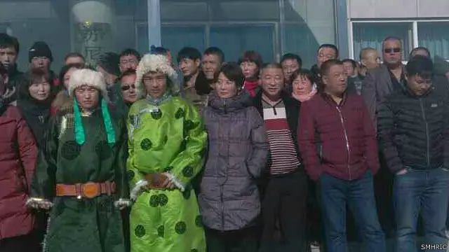 苏尼特右旗将近200名牧民也走上赛汗塔拉镇街头要求同政府官员会谈