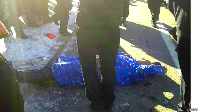 牧民发来的视频和图片显示穿蒙古袍的牧民被打躺在地上