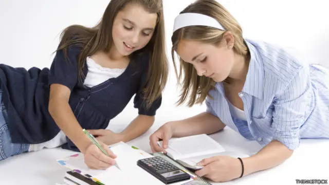 Niñas estudiando