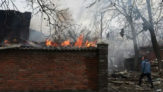 У Донецьку горить будинок